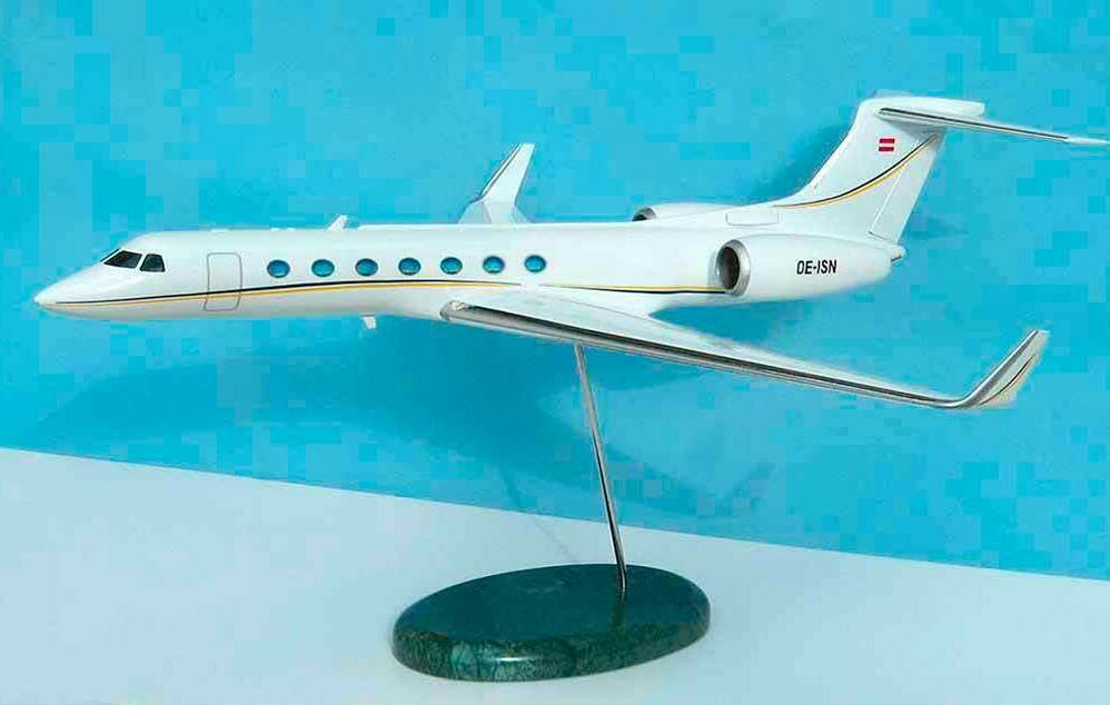 Модель самолёта Масштабная модель самолёт в полёте для чартерных рейсов