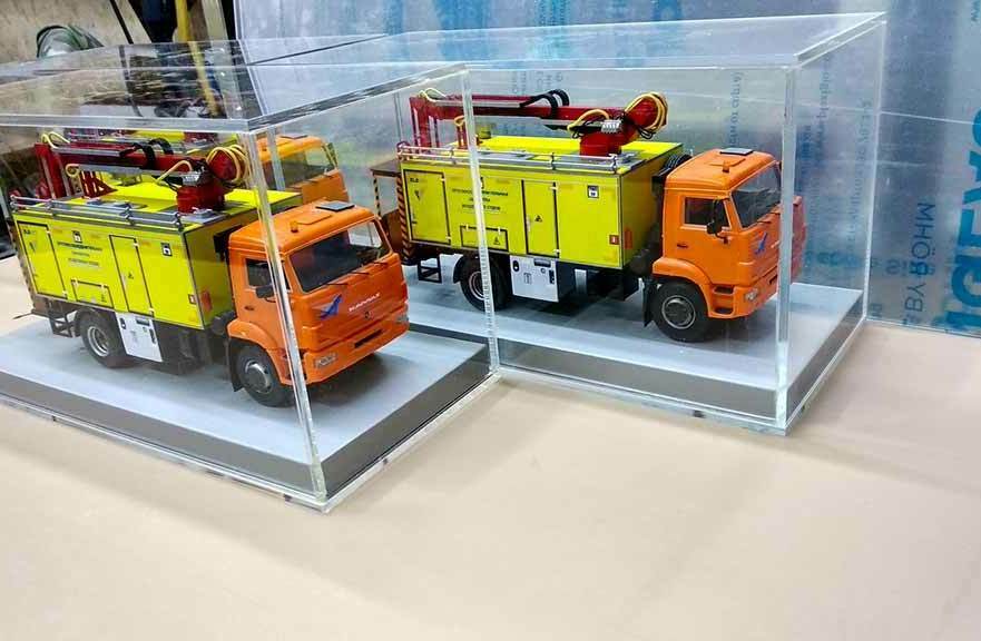 два масштабных стендовых макета специальных автомобилей в прозрачных витринных боксах Масштабный макет аэродромного пожарно‑спасательного автомобиля (аварийно‑спасательного пожарного автомобиля) на специализированном автомобильном шасси