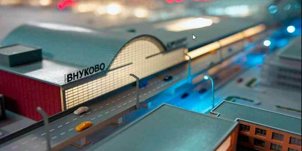 Архитектурный макет аэропорта Внуково с подсветкой терминала Детализированный макет терминала аэропорта Внуково с автомобильной дорогой, машинами и светодиодной подсветкой здания