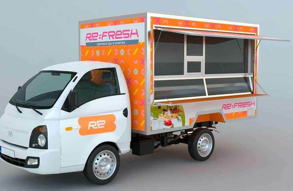 Фудтрак RE:FRESH – мобильный киоск здорового питания и напитков. Модель передвижного торгового павильона Макет фудтрака RE:FRESH – компактный мобильный прилавок для продажи здоровой еды и напитков в ярком оранжевом дизайне