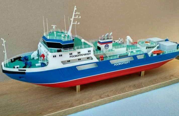 Макет судна Росморречфлота (Росморпорт) – масштабная модель многоцелевого морского корабля Масштабный макет многоцелевого судна Росморречфлота Росморпорт на деревянной подставке, боковой вид модели корабля