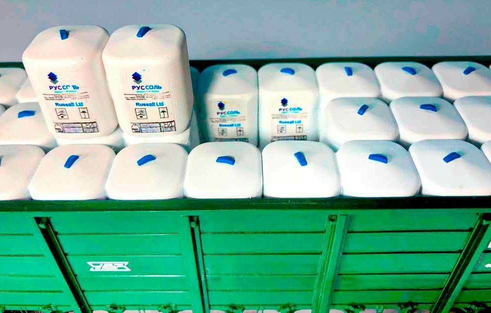 Макет железнодорожного полувагона с биг-бэгами соли «Руссоль» Макет зелёного полувагона, загруженного белыми биг-бэгами соли «Руссоль» для железнодорожной перевозки