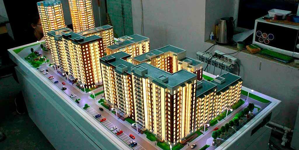 Архитектурный макет современного жилого комплекса с подсветкой Подсвеченный архитектурный макет многоэтажного жилого комплекса с дворами, парковкой и детальной проработкой домов