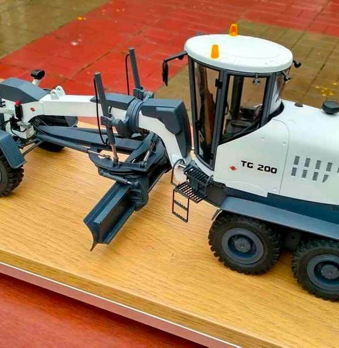 Масштабная модель техники: трактор-грейдер изготовленный на заказ для подарка Масштабная детализированная модель техники: трактор-грейдер изготовленный на заказ для подарка